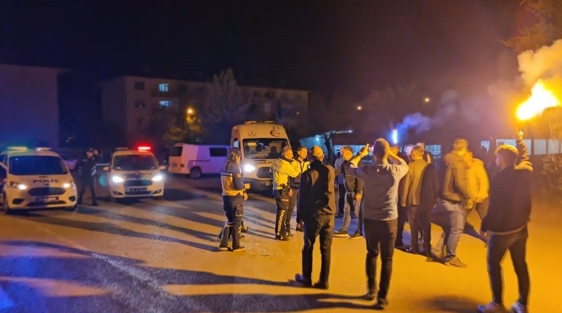Kavga ve kaza ihbarına giden polislere konfetili, havai fişekli kutlama

