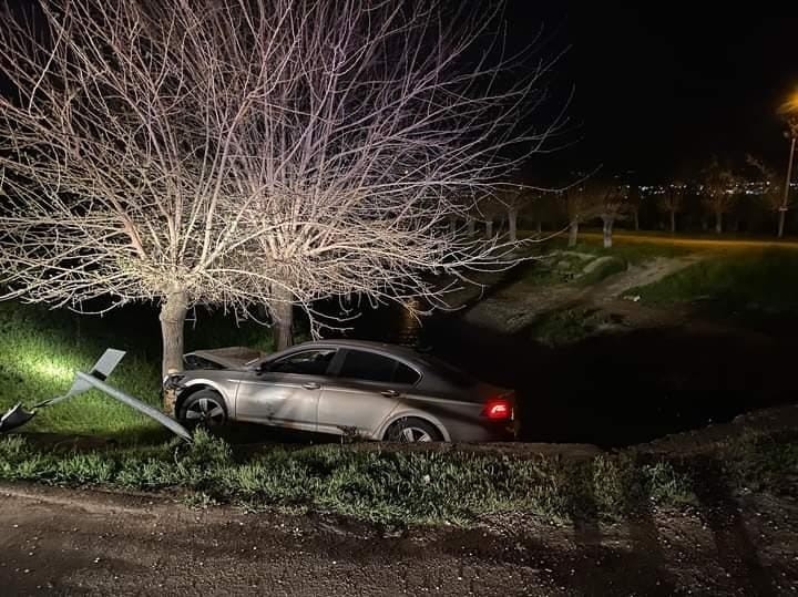 Otomobil ağaca çarptı: 1 yaralı

