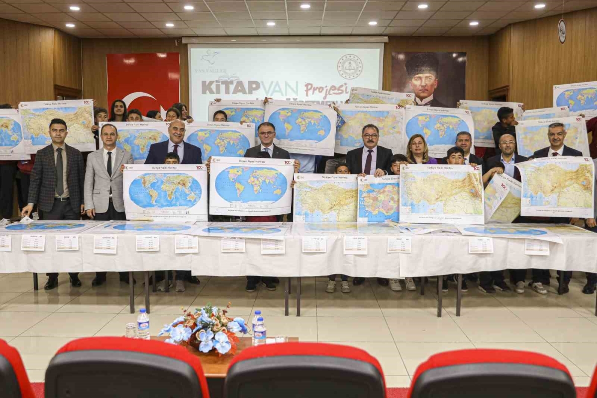 Van’da öğrencilere harita dağıtımı yapıldı
