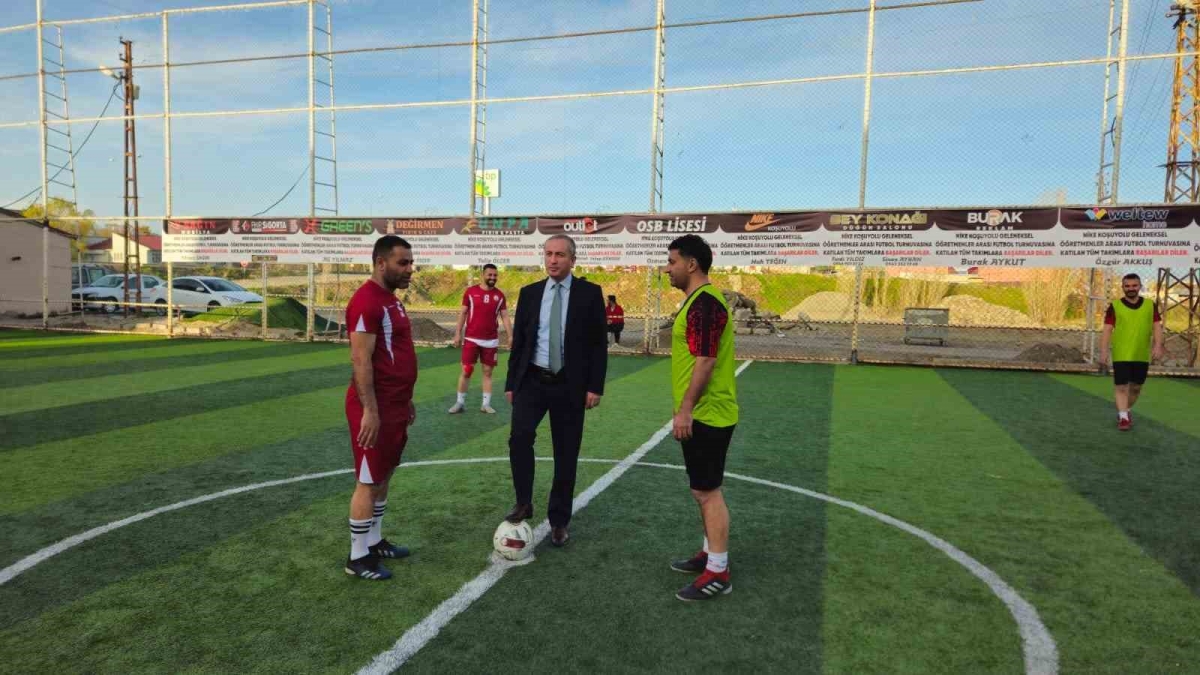 Ağrı’da geleneksel öğretmenler arası futbol turnuvası heyecanla başladı
