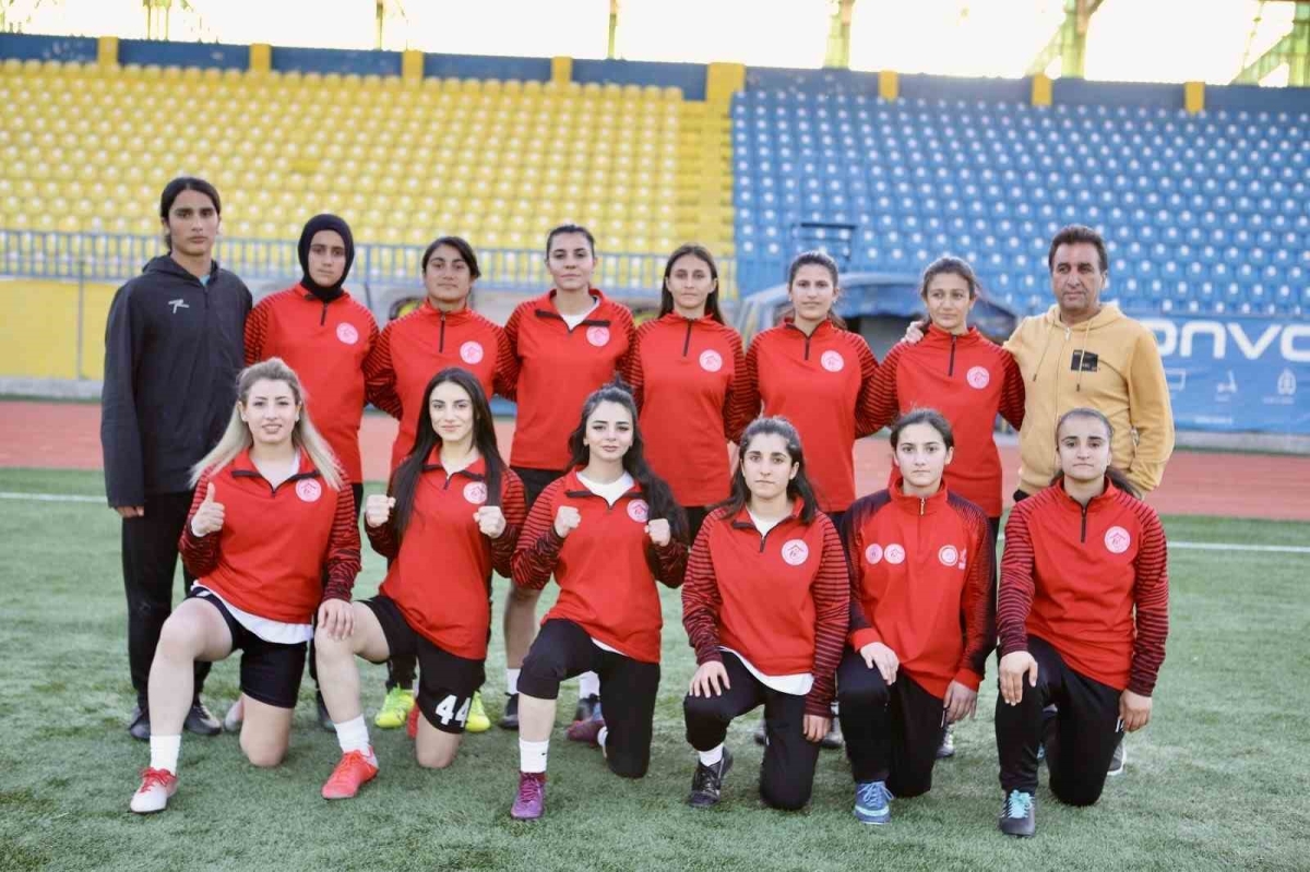 Önyargılara meydan okuyan Ağrı’nın tek kadın futbol takımı zirveye yükseliyor

