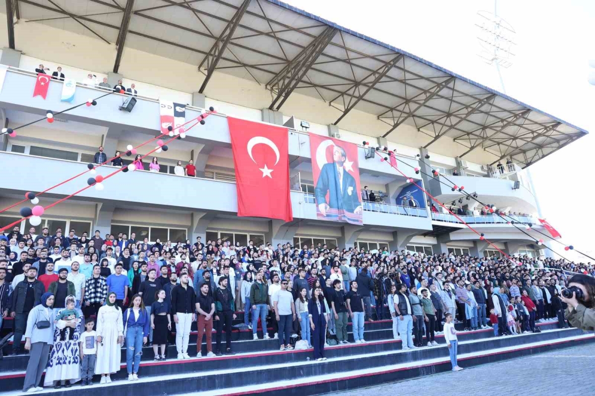 FÜ öğrencileri hipodromda mini konser verdi
