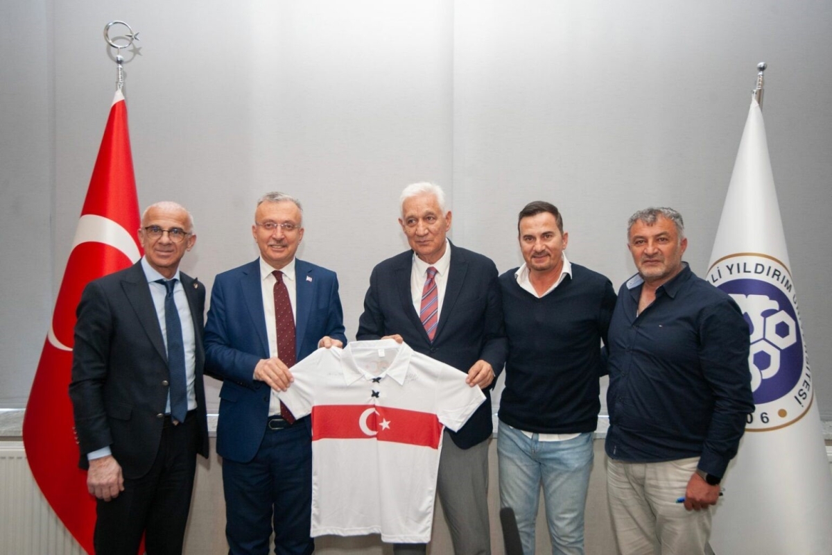 Türk futbolunun unutulmaz isimleri Rektör Levent’i ziyaret etti
