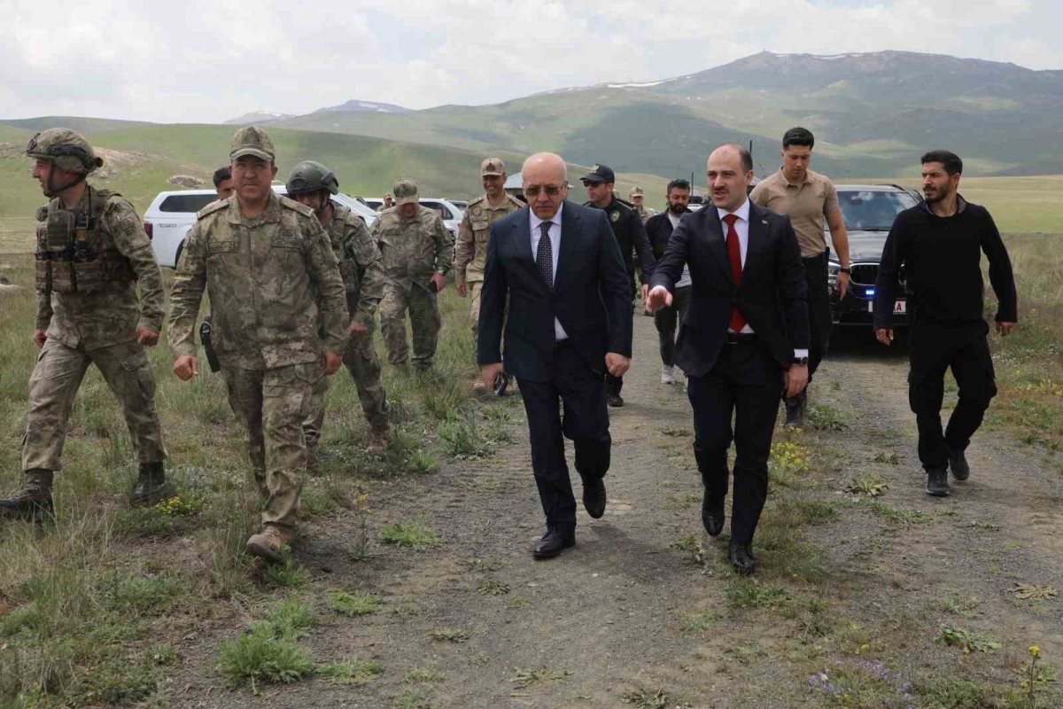 Bakan Yardımcısı Uçarmak, Gelincik Sınır Kapısı bölgesinde incelemelerde bulundu
