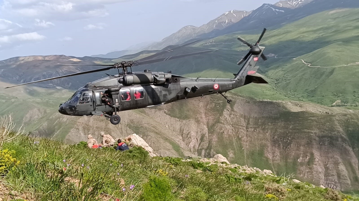 Dağda ayağı kırılan vatandaş helikopter ile kurtarıldı
