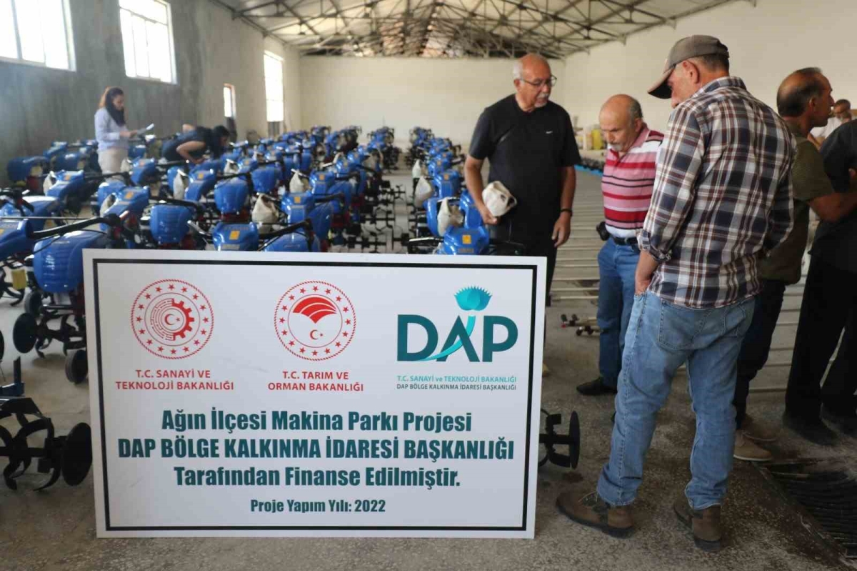 Elazığ’da çiftçilere badem silkeleme ve çapa makinesi dağıtıldı
