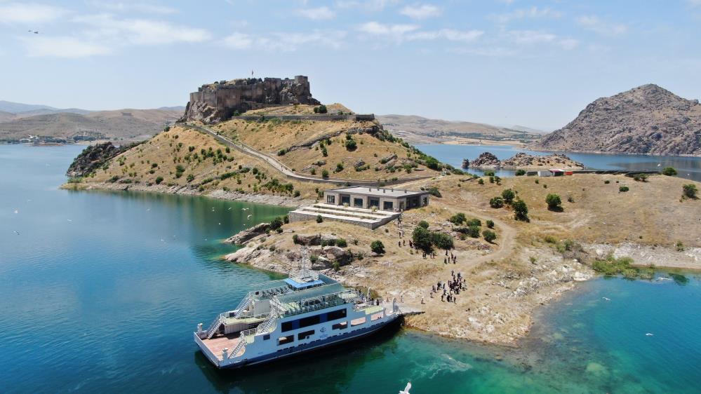100 kadın, tarihi Pertek Kalesi’ni gezdi
