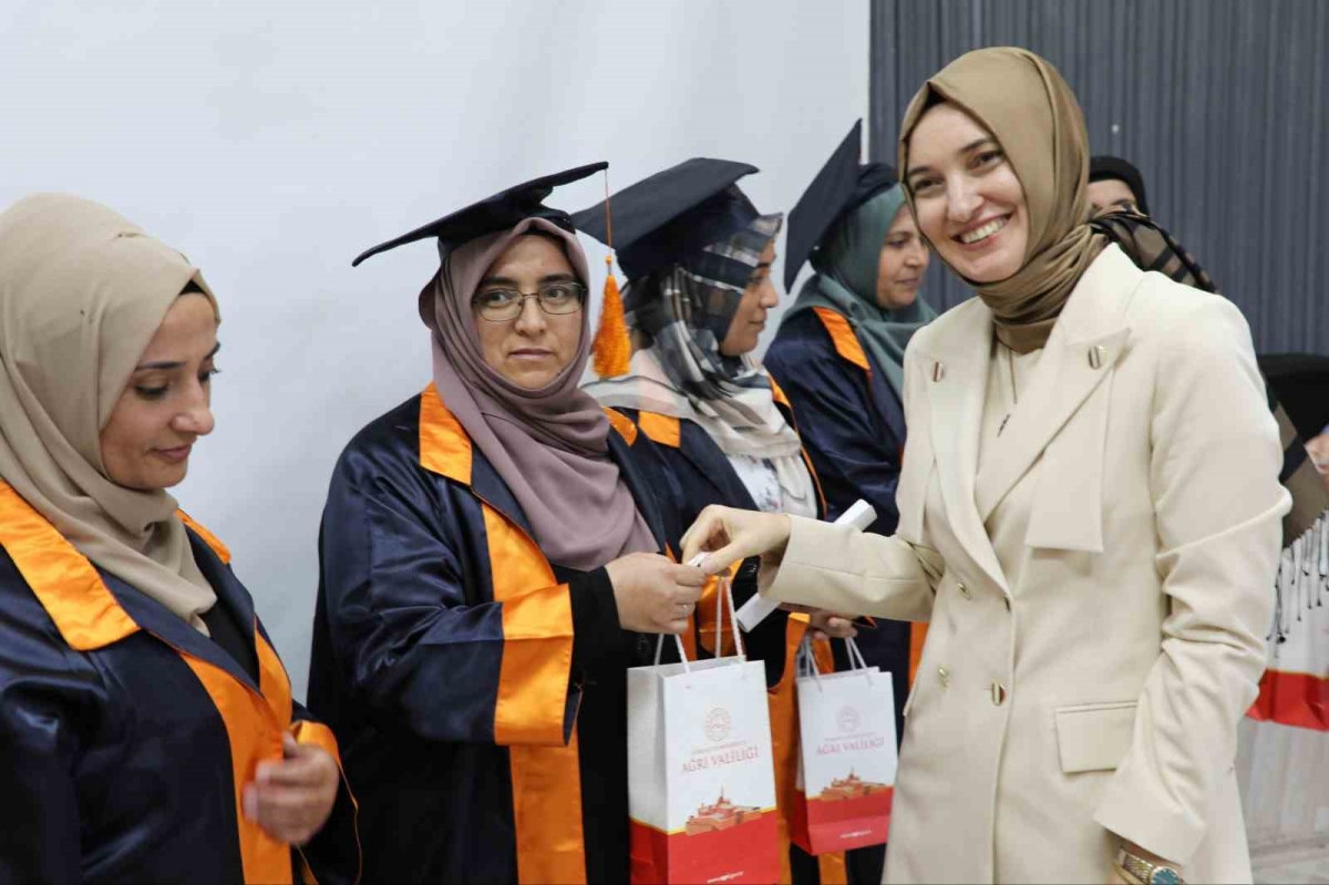Ağrı’da anneler okuma yazmayı öğrendi, mezuniyet töreniyle kutlandı
