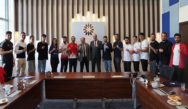 Erzurum Teknik Üniversitesi şampiyon sporcularına Rektör Çakmak’tan teşekkür takdimi
