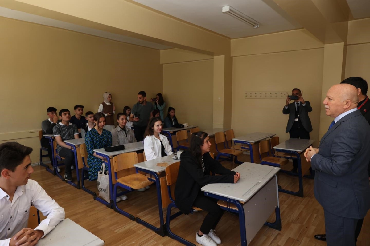 Sekmen karne heyecanına ortak oldu
