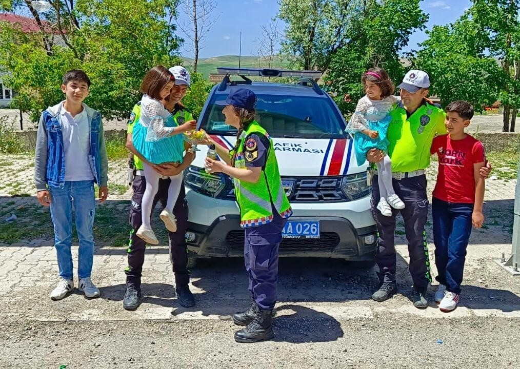 Ağrı’da jandarmadan bayram trafiğinde çocuklara çikolatalı sürpriz
