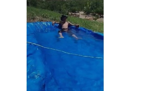 Toprağı kazıp brandadan havuz yaptılar
