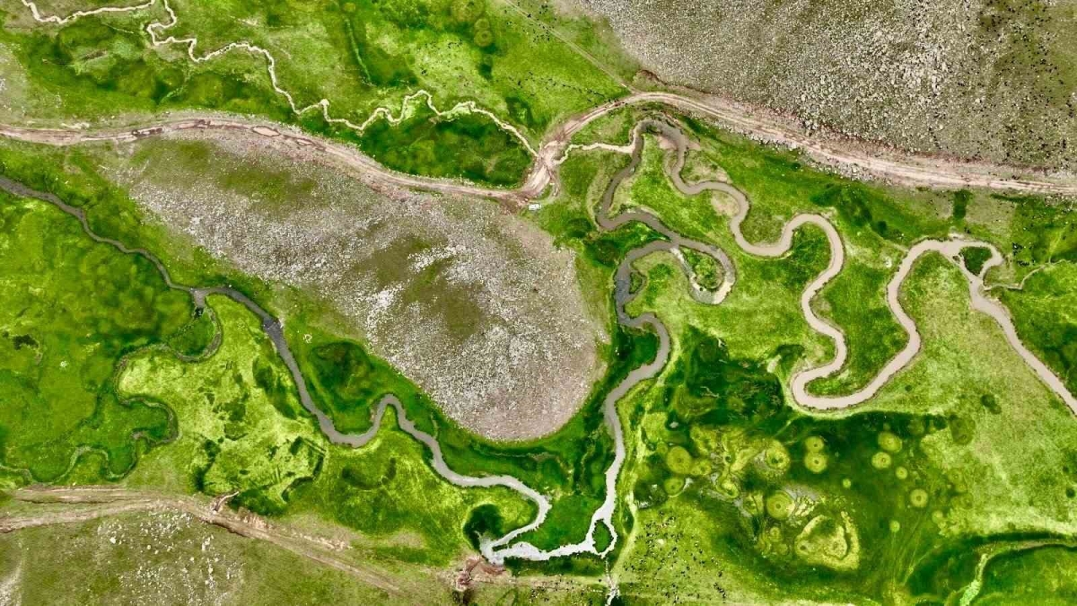 Ağrı’nın volkanik platolarındaki menderesler dronla görüntülendi
