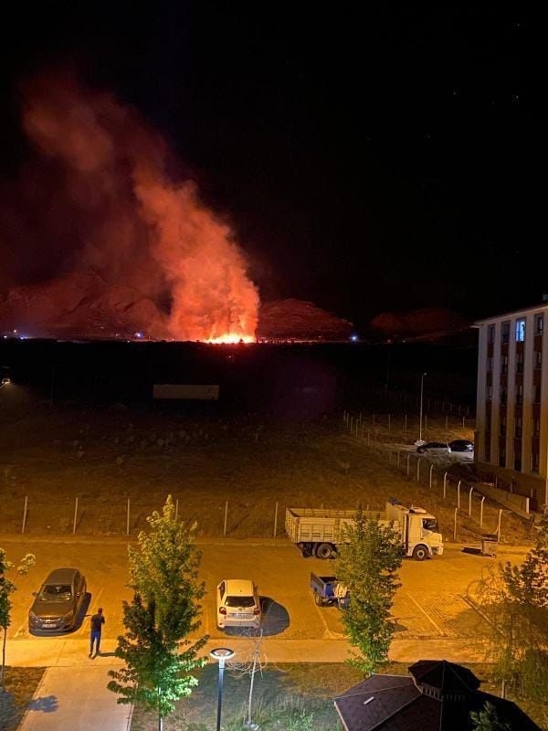 Yangın Elazığ’ın her yerini sardı: Baskil’de Belediye Başkanı acil yardım çağrısında bulundu

