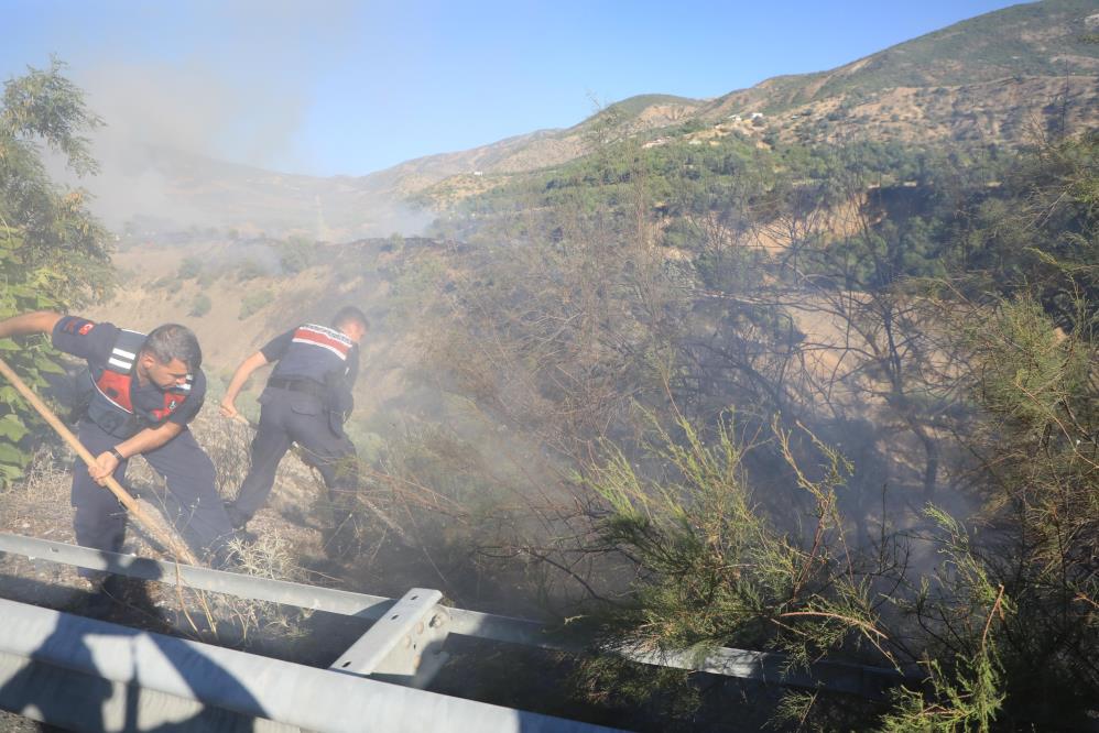 Elazığ’da 1 saatte 3. yangın: Söndürme çalışmalarına TOMA’lar da destek verdi
