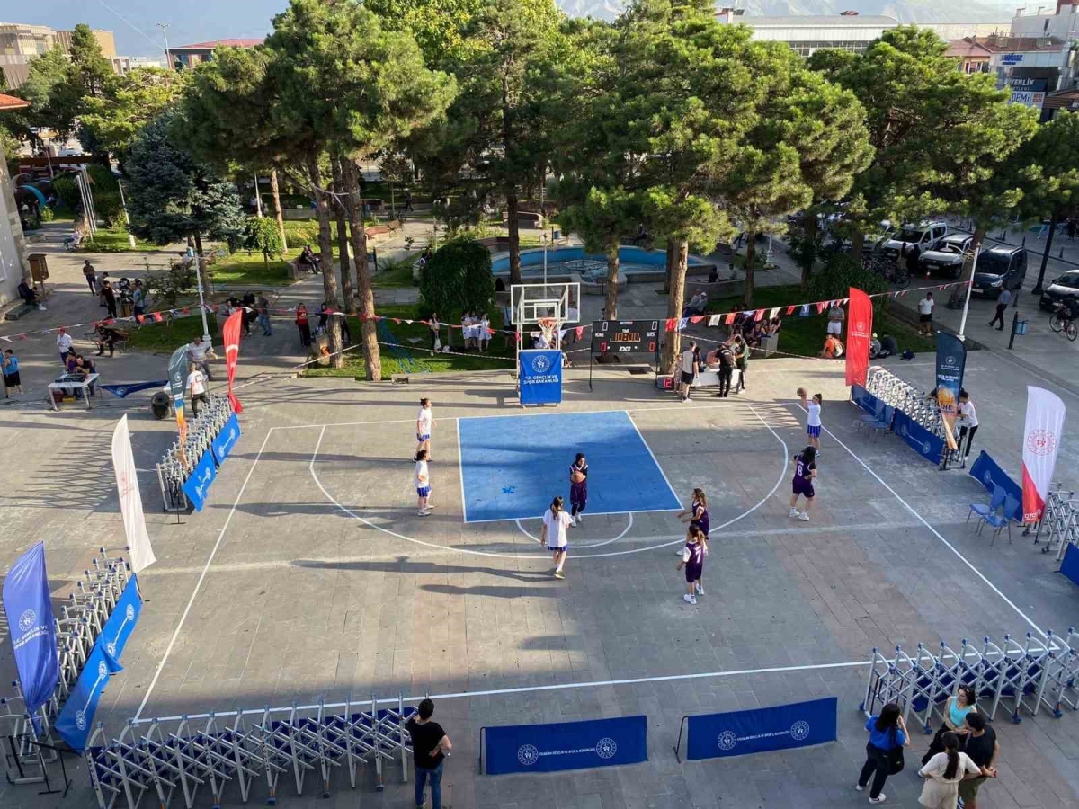 Erzincan’da sokaklar basketbol sahasına döndü
