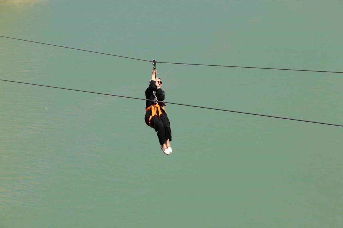 Fırat Nehri’nin muhteşem manzarası eşliğinde yapılan zipline ve tekne turu turistlerin vazgeçilmezi
