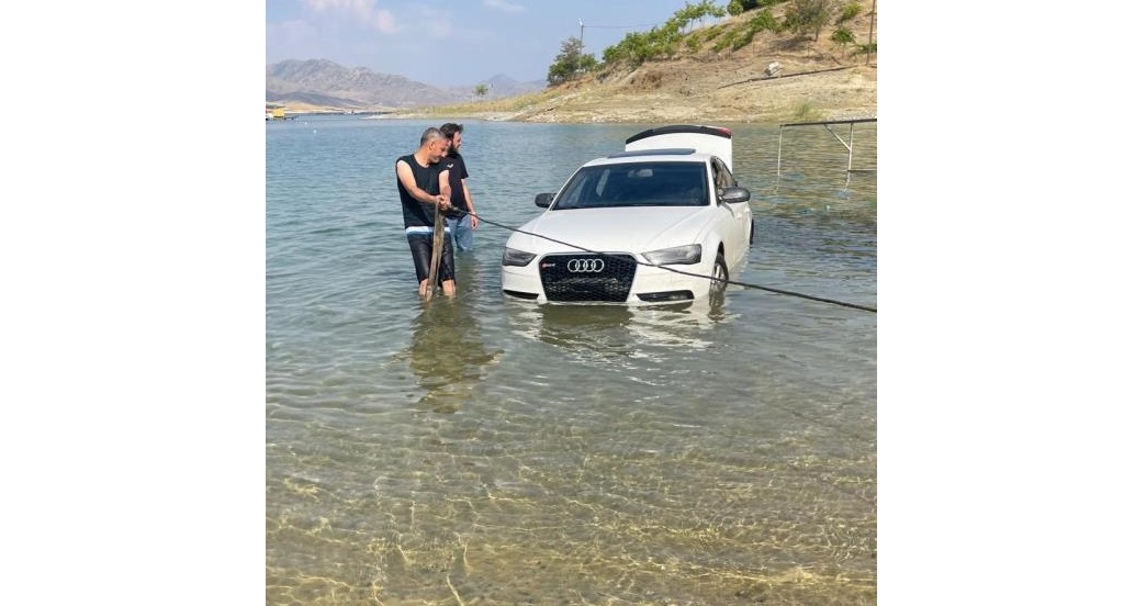 Elazığ’da park halindeki otomobil Keban Barajına uçtu
