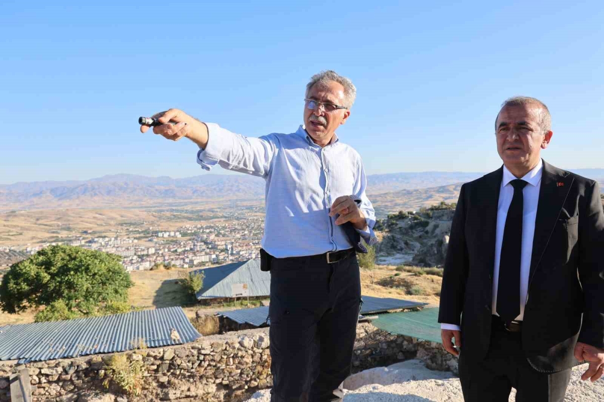 Vali Hatipoğlu, Harput Kalesi’ndeki kazı ve restorasyon çalışmalarını inceledi
