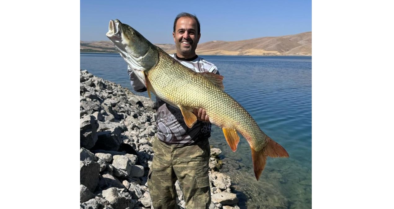 Elazığ’da amatör balıkçı 41 kilogramlık turna balığı yakaladı
