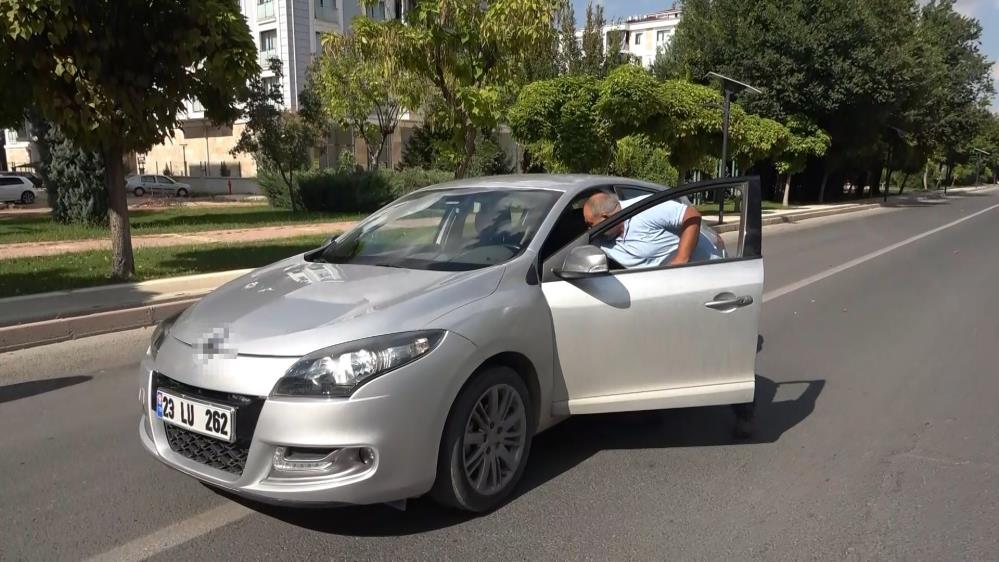 Cezanın şokuyla el frenini çekmeyi unuttuğu araç hareket etti
