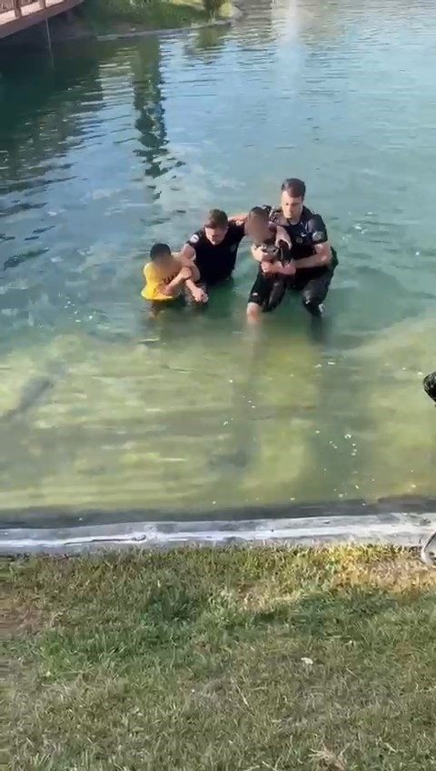 Süs havuzuna düşen 3 çocuk polis ekiplerince kurtarıldı
