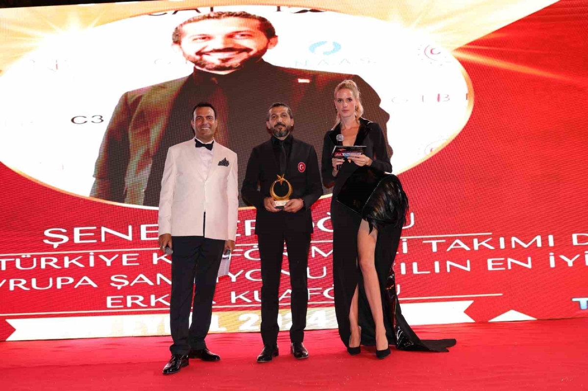 Yılın en iyi erkek kuaförü seçildi ödülünü depremzedelere armağan etti
