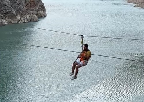 Fırat Nehri’nin muhteşem manzarası eşliğinde zipline yaparak klarnet çaldı
