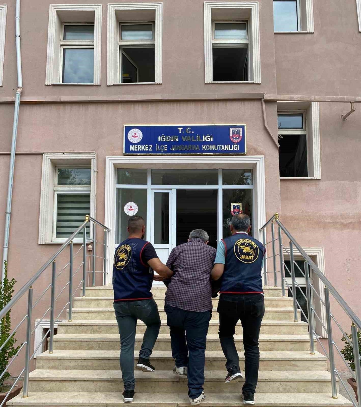 Iğdır’da 59 yaşındaki dolandırıcılık ve yağma suçlusu yakalandı
