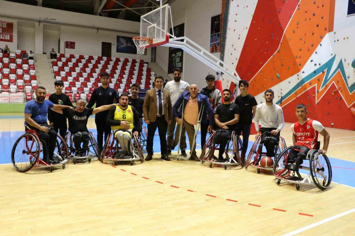 Müdür Taşdemir, engellileri ilk antrenmanda yalnız bırakmadı
