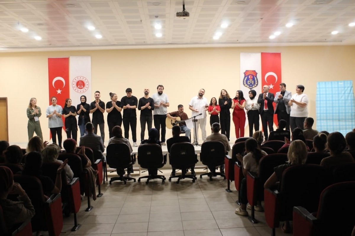 Elazığ Belediyesi, kadın hükümlüler için gösteri düzenledi
