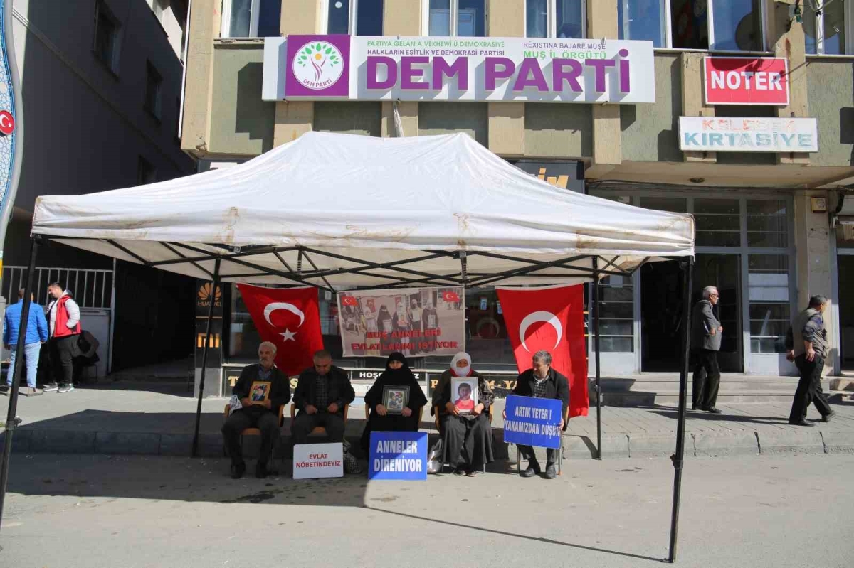 Evlat nöbetindeki annelerden Bahçeli’nin çağrısına destek
