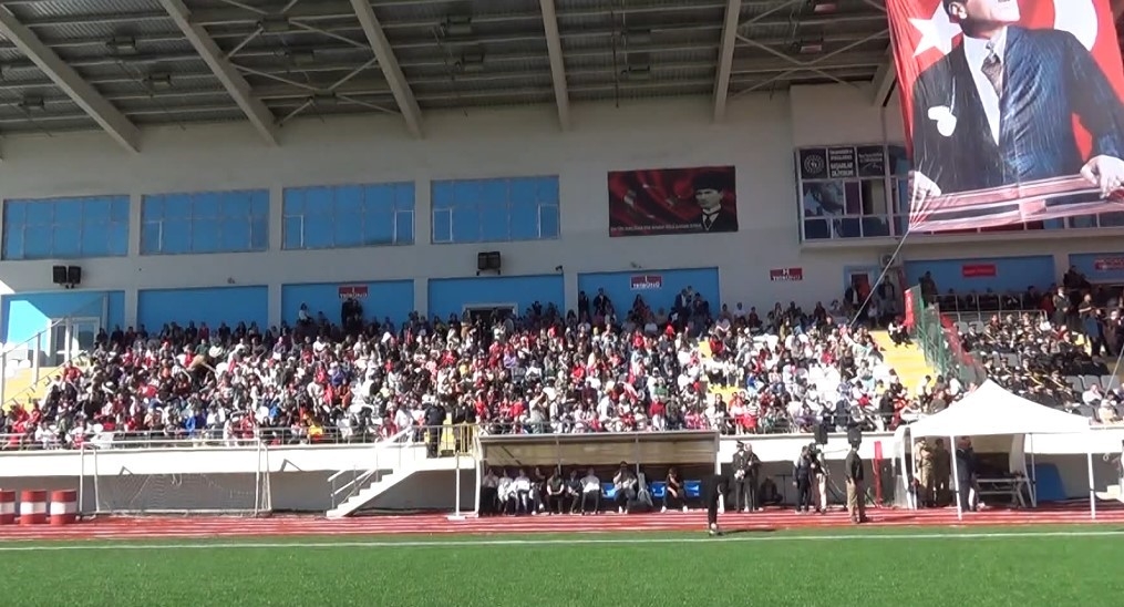 Tunceli’de cumhuriyet sevdalıları stadyumu doldurdu
