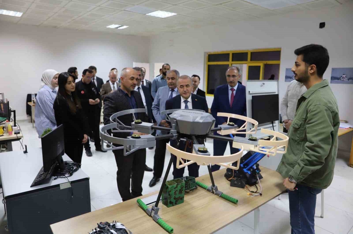 Vali Hatipoğlu FÜ’de bulunan TUSAŞ laboratuvarını inceledi
