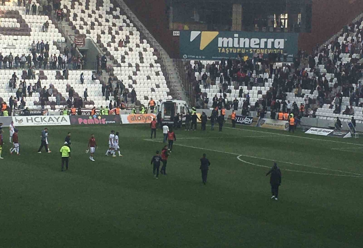 Elazığ Atatürk Stadyumu zemini zarar gördü

