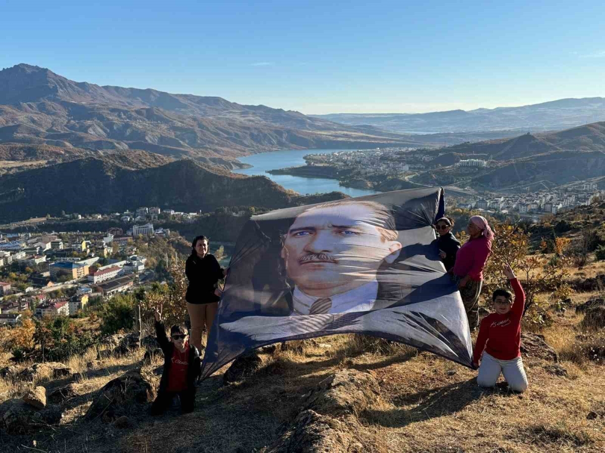 MHP Tunceli’de dev posterle Atatürk’ü andı
