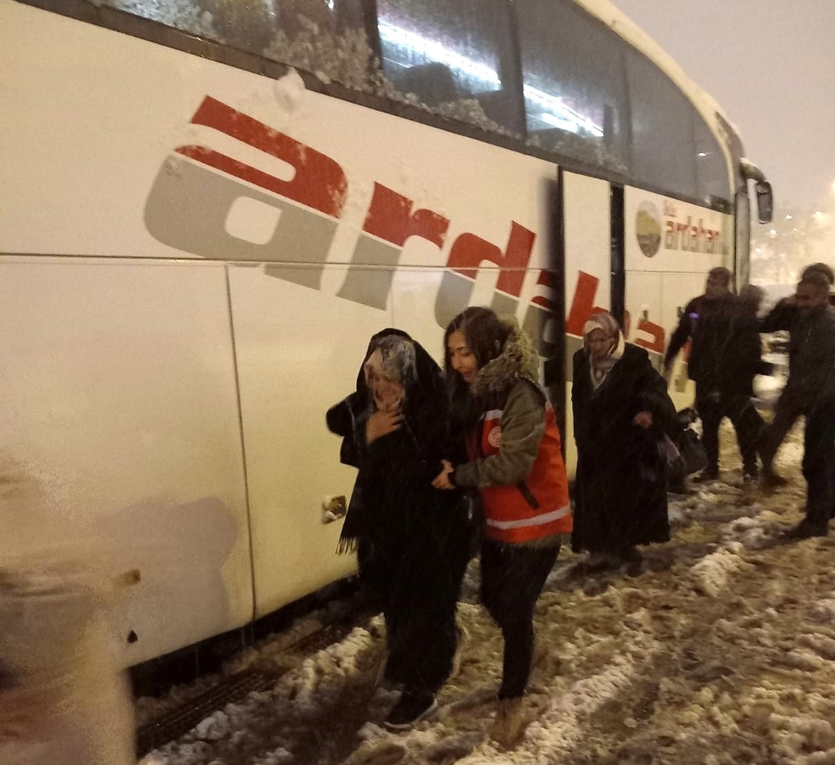 Erzincan’da kar ve tipide mahsur kalanlara ulaşmak için ekipler seferber olundu
