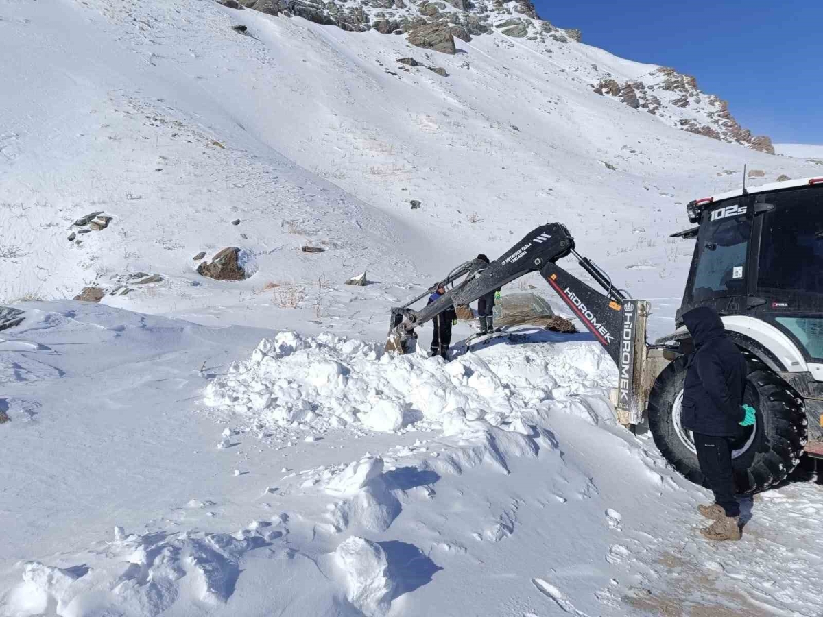 Hakkari 3 bin 500 rakımda zorlu çalışma
