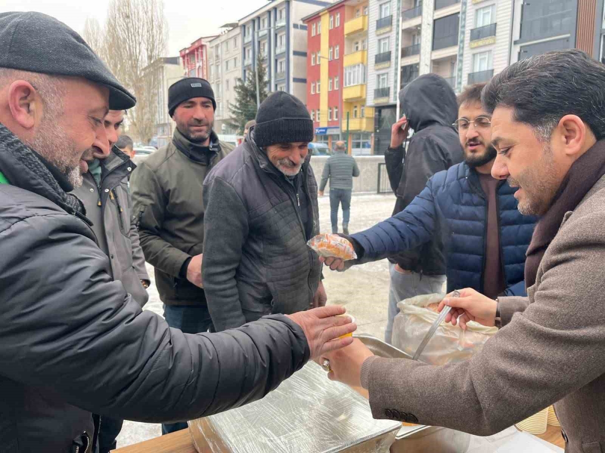 Başkan Adıgüzel, taraftarlara sıcak çorba ikram etti
