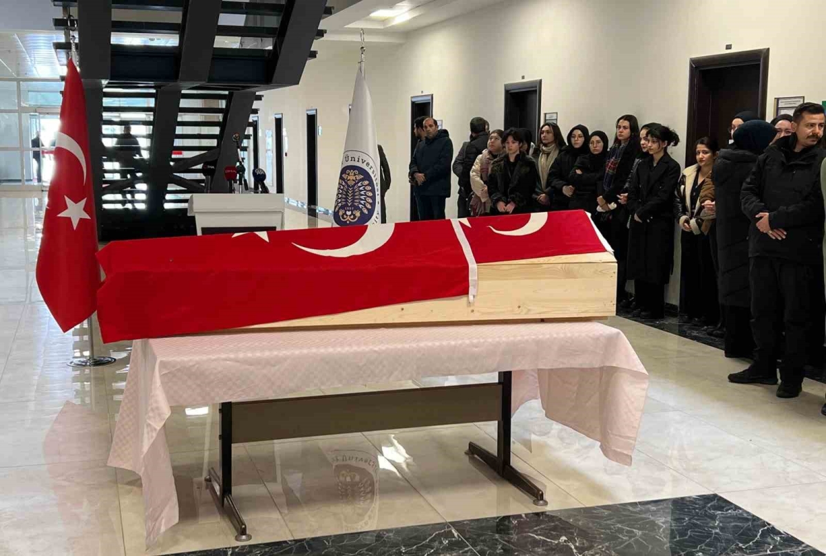 Üzerine çatıdan buz kütlesi düşen genç yaşam mücadelesini kaybetti
