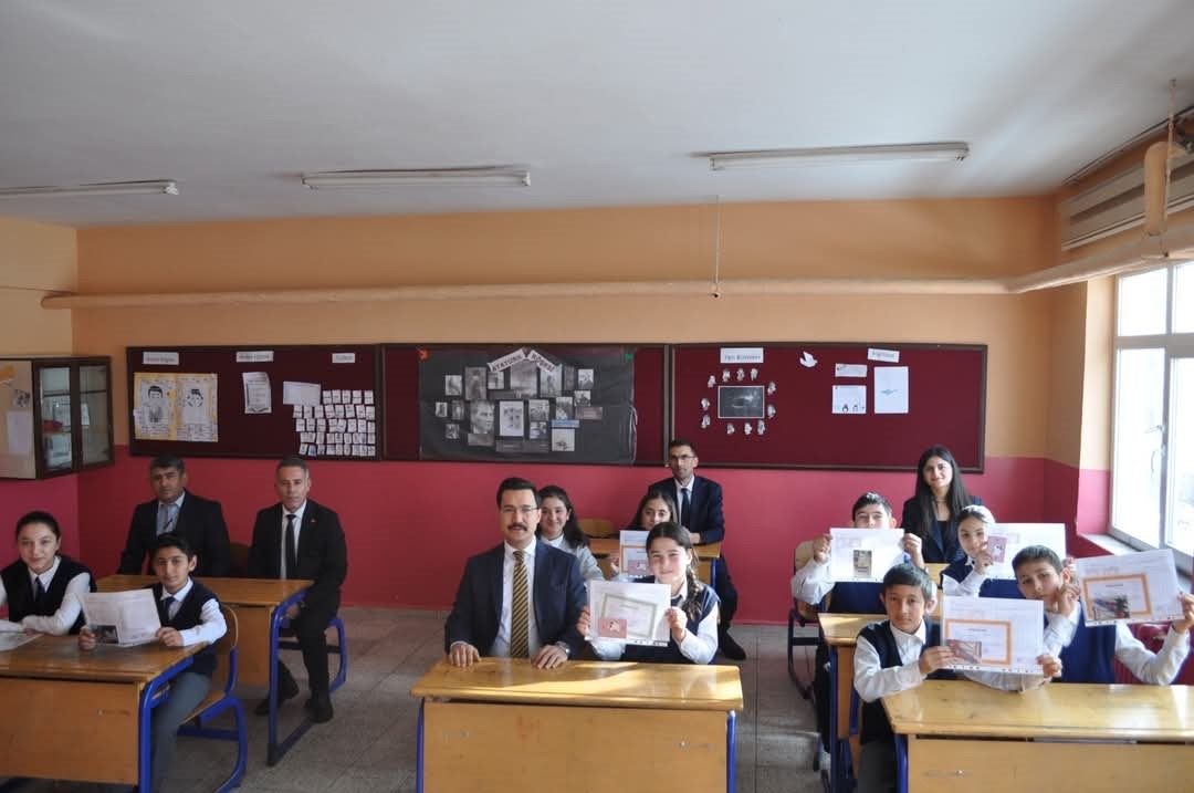 Kaymakam Demirtaş öğrencilerin karne sevincine ortak oldu
