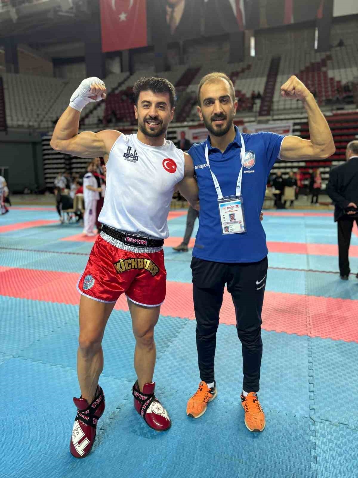 Dadaş kick boksçular madalyaları topladı
