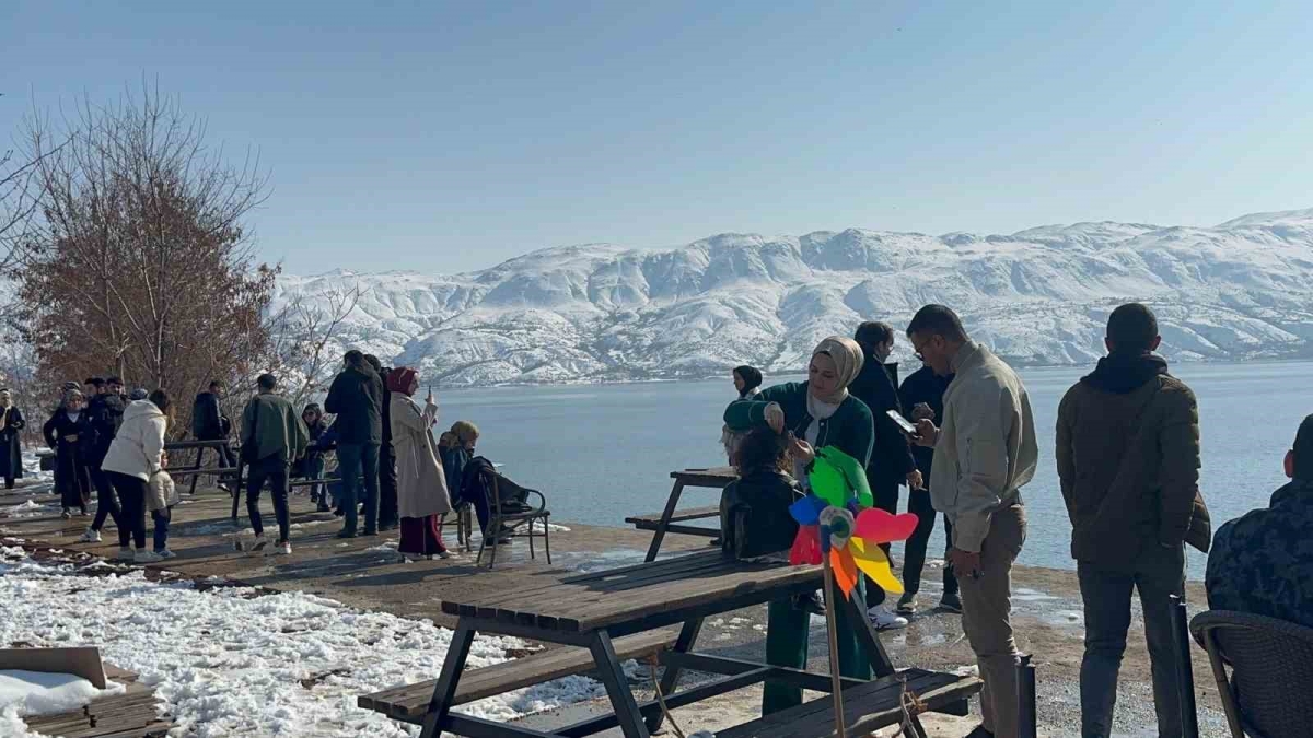 Beyaz örtüyle kaplanan Hazar Gölüne ziyaretçi akını
