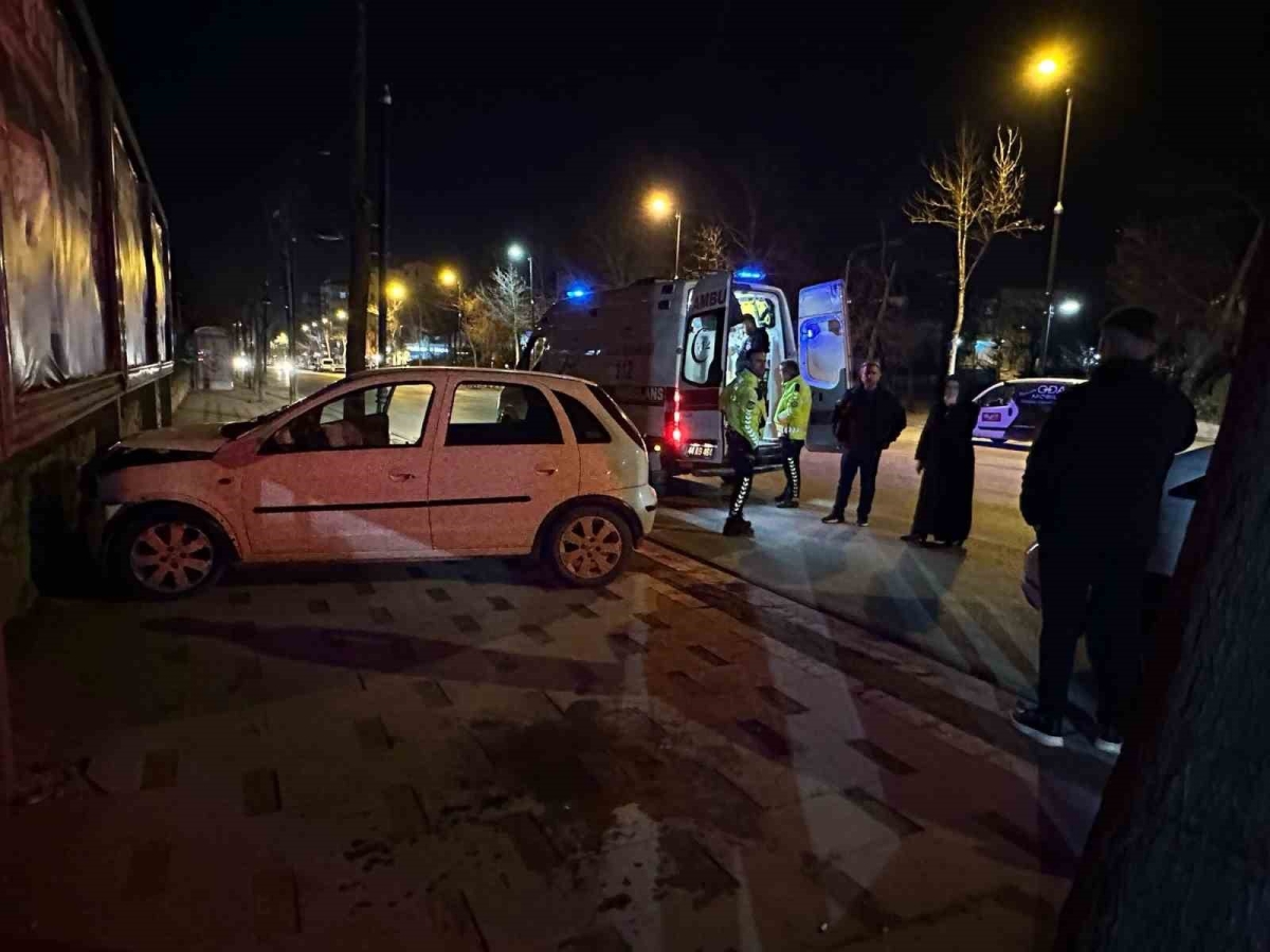 Kontrolden çıkan otomobil duvara çarparak durabildi
