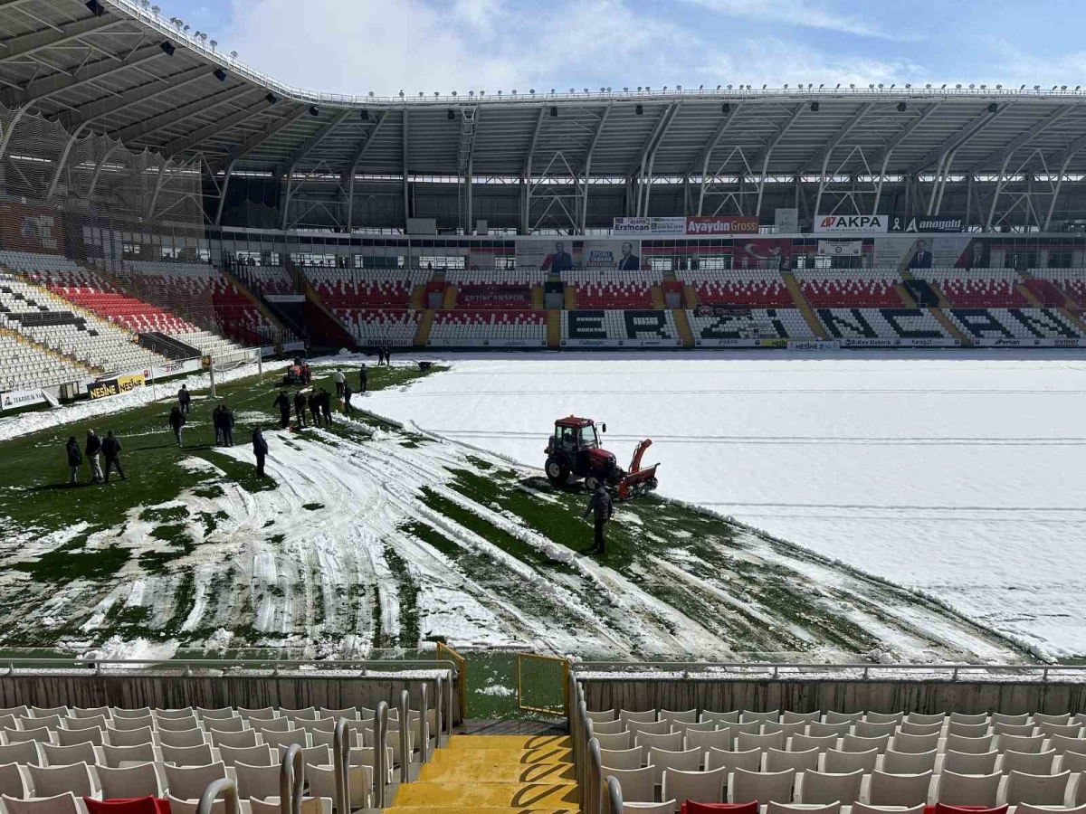 Erzincan 13 Şubat Şehir Stadyumu’ndaki yarım metrelik kar temizlendi
