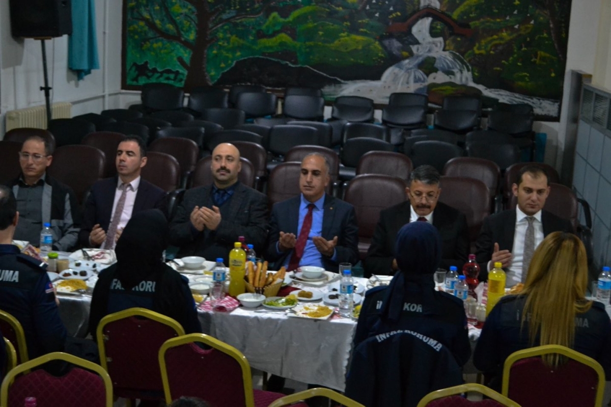 Hakkari Valisi Ali Çelik, cezaevi personeli ile iftar programında buluştu
