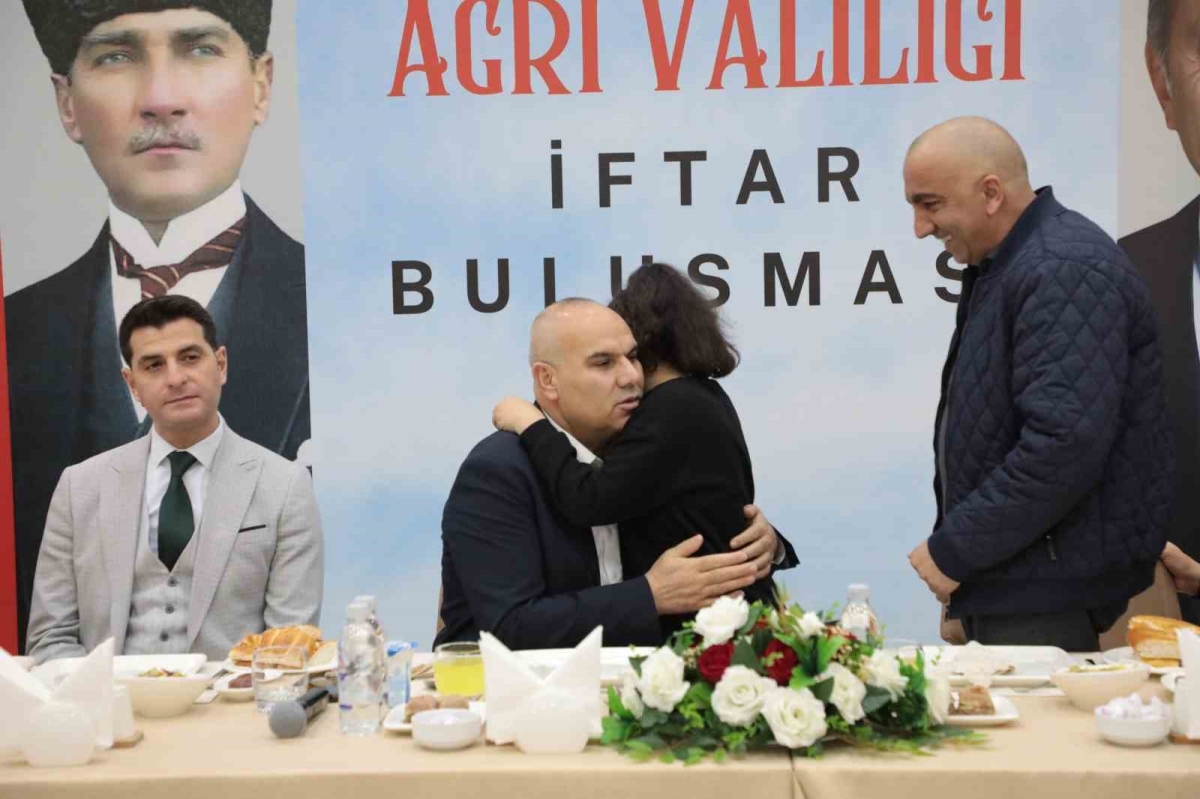 Ağrı Valisi Koç, koruyucu aileler ve otizmli çocuklarla iftarda bir araya geldi
