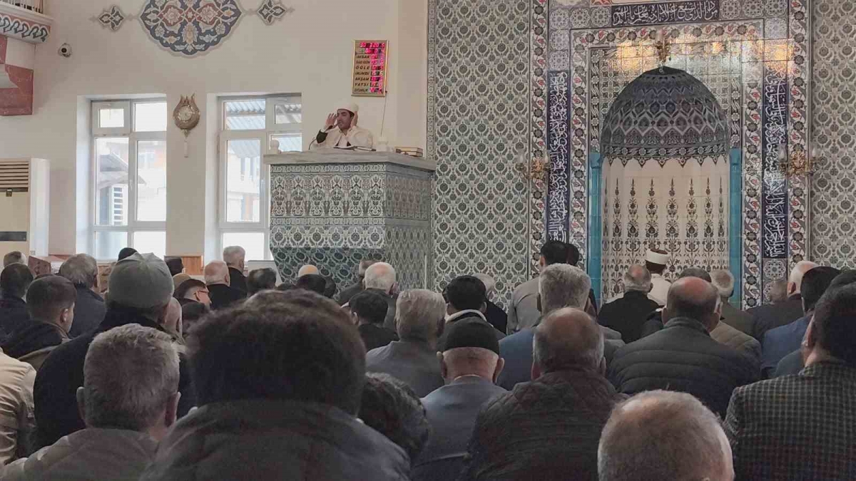Erciş’te vatandaşlar bayram namazı için camileri doldurdu
