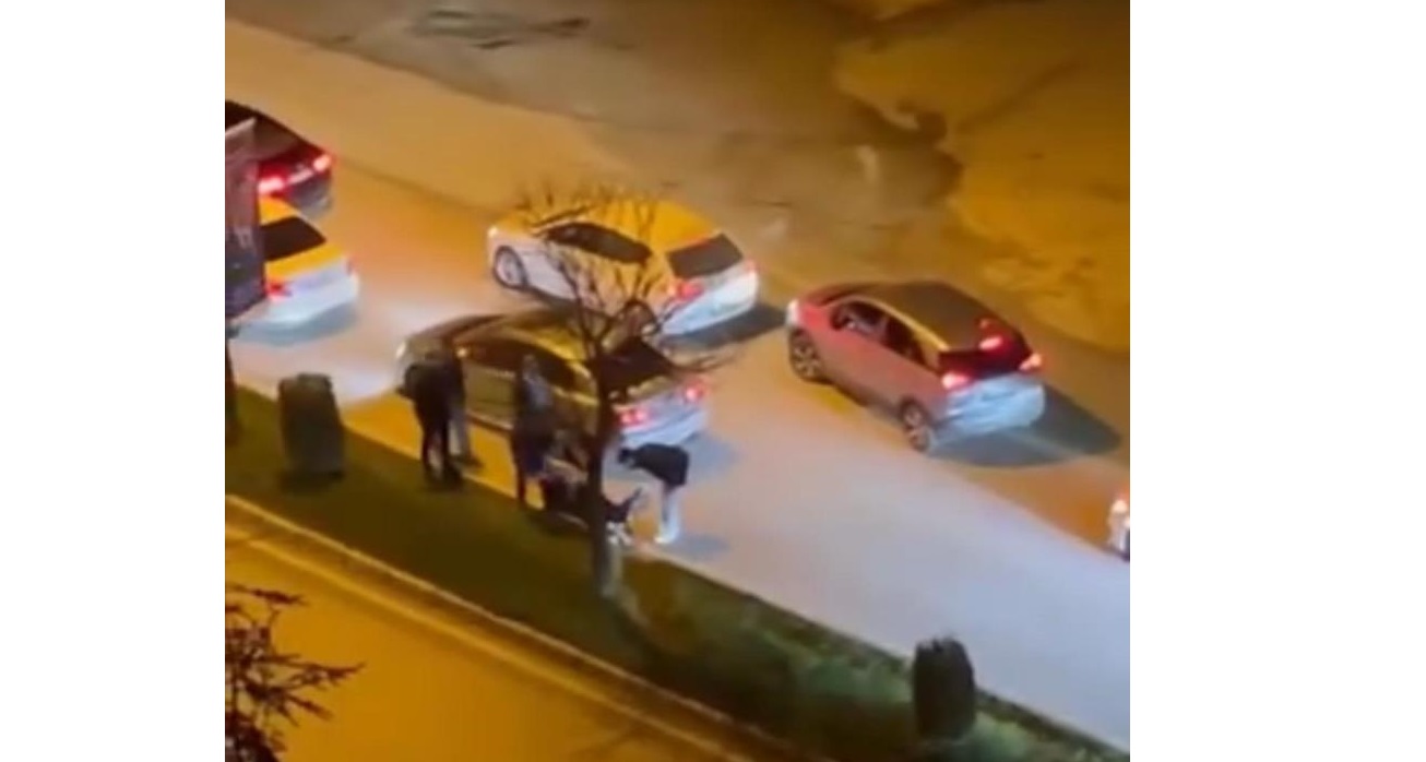 Yol verme tartışmasında trafikte araçlarını durdurup kavga ettiler
