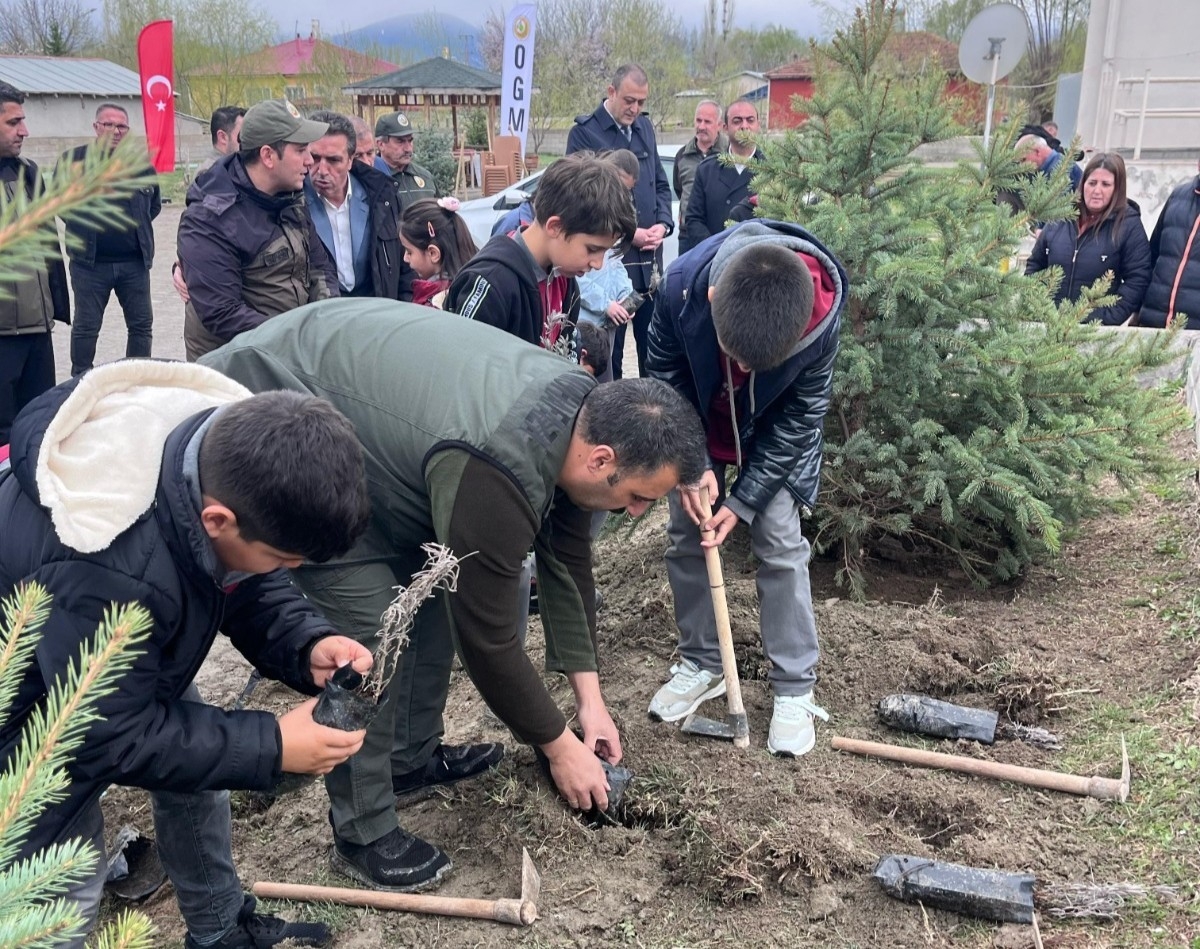 Erzincan’da şehit ailesiyle yeşil vatan için ağaç diktiler
